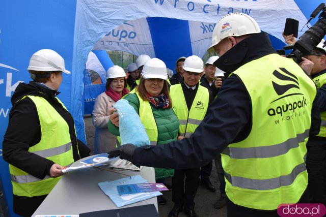 Przy murach nowego aquaparku zakopano kapsułę czasu. Jakie udogodnienia będzie miała nowa pływalnia? [ZOBACZ FOTO, WIDEO]
