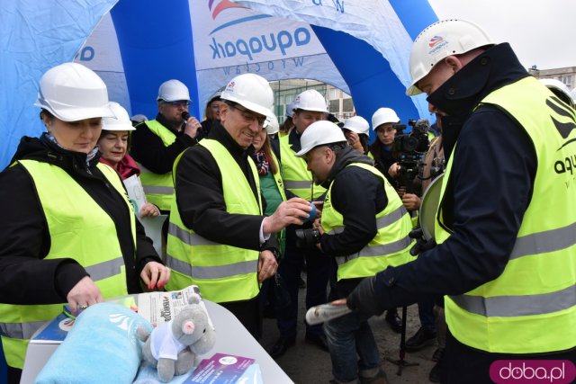 Przy murach nowego aquaparku zakopano kapsułę czasu. Jakie udogodnienia będzie miała nowa pływalnia? [ZOBACZ FOTO, WIDEO]