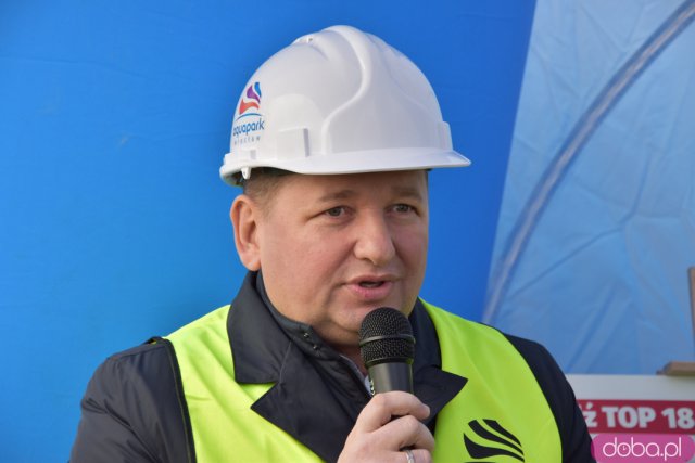 Przy murach nowego aquaparku zakopano kapsułę czasu. Jakie udogodnienia będzie miała nowa pływalnia? [ZOBACZ FOTO, WIDEO]