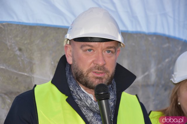 Przy murach nowego aquaparku zakopano kapsułę czasu. Jakie udogodnienia będzie miała nowa pływalnia? [ZOBACZ FOTO, WIDEO]