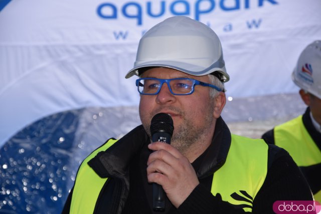 Przy murach nowego aquaparku zakopano kapsułę czasu. Jakie udogodnienia będzie miała nowa pływalnia? [ZOBACZ FOTO, WIDEO]