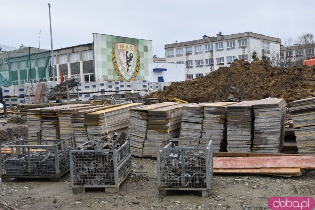 Przy murach nowego aquaparku zakopano kapsułę czasu. Jakie udogodnienia będzie miała nowa pływalnia? [ZOBACZ FOTO, WIDEO]