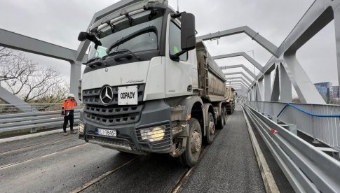 32-tonowe ciężarówki testowały wiadukt w ciągu nowej trasy autobusowo-tramwajowej na Nowy Dwór. Jak wypadły próby obciążeniowe? [Foto]