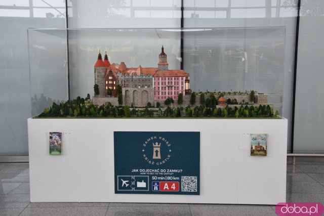 Dlaczego wrocławskie lotnisko zostało przyozdobione w kwiaty i walizki z wizerunkiem księżnej Daisy? Zbliża się Festiwal Kwiatów i Sztuki w Zamku Książ [Foto, Wideo]