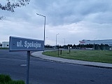 Zamknęli psa w starej pralce i porzucili w środku lasu [ZOBACZ ZDJĘCIA]