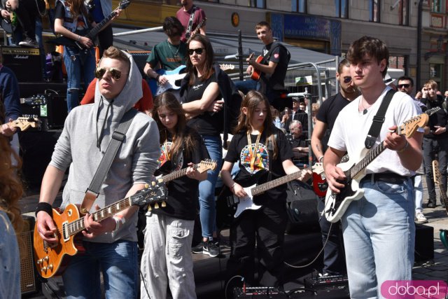 Rekord pobity! Prawie 8 tysięcy gitarzystów zagrało słynny utwór Jimiego Hendrixa na wrocławskim Rynku [Foto, Wideo]