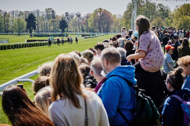 Ponad 7 tysięcy widzów na wyścigowej majówce na Partynicach [Foto]