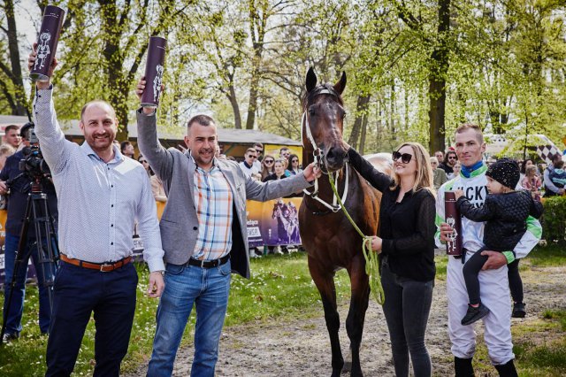 Ponad 7 tysięcy widzów na wyścigowej majówce na Partynicach [Foto]