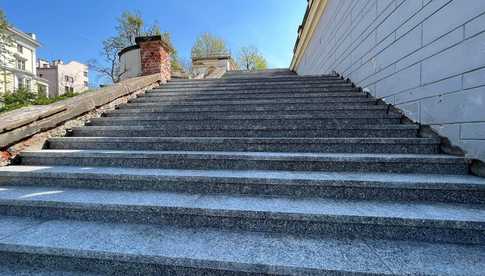 Są już nowe schody oraz elementy konstrucyjne kolumn: Rzut oka na remontowany Bastion Sakwowy [Foto]