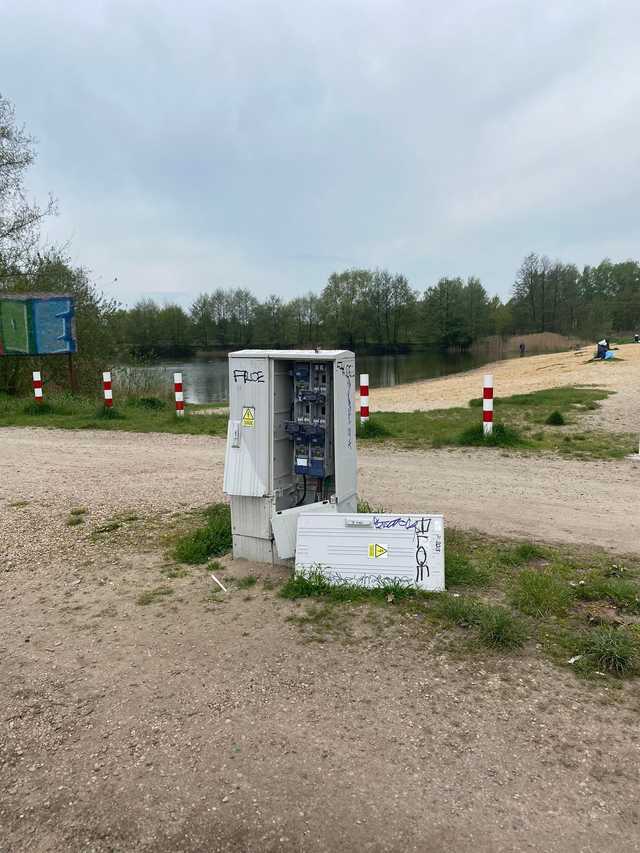 Przewrócona latarnia, zniszczona skrzynka elektryczna i wyrwane kwiaty. TAK niektórzy świętowali długi majowy weekend [Foto]