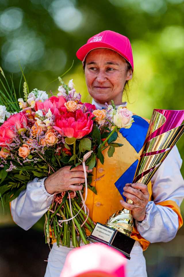 Ale zjawiskowe kreacje! Święto Kapeluszy w ramach Ladies Day i 5. dzień wyścigowy na Partynicach za nami [FOTO]