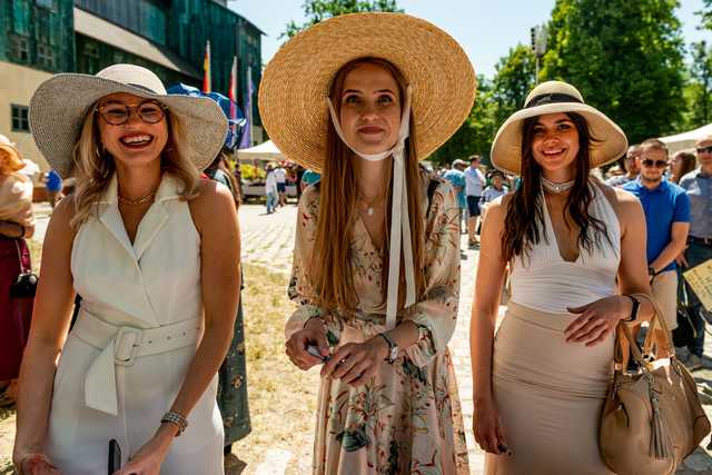 Ale zjawiskowe kreacje! Święto Kapeluszy w ramach Ladies Day i 5. dzień wyścigowy na Partynicach za nami [FOTO]