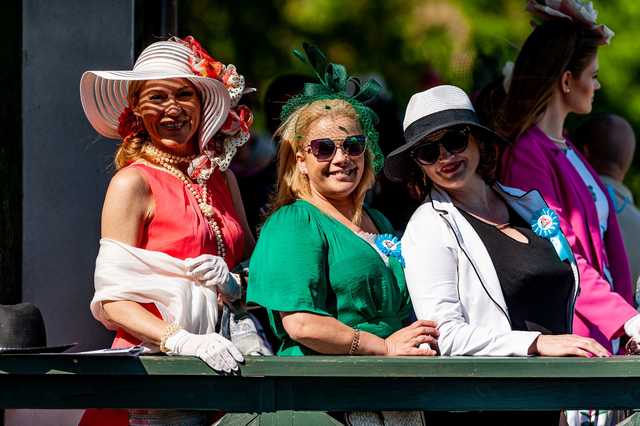Ale zjawiskowe kreacje! Święto Kapeluszy w ramach Ladies Day i 5. dzień wyścigowy na Partynicach za nami [FOTO]