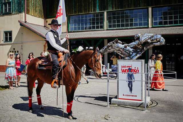 Ale zjawiskowe kreacje! Święto Kapeluszy w ramach Ladies Day i 5. dzień wyścigowy na Partynicach za nami [FOTO]