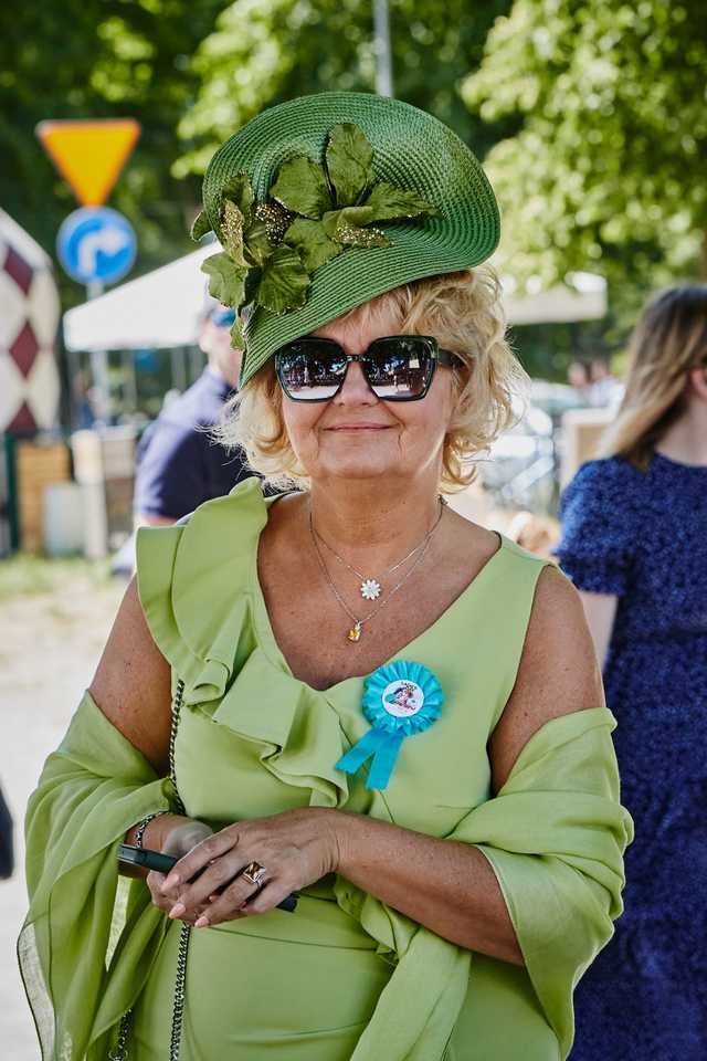Ale zjawiskowe kreacje! Święto Kapeluszy w ramach Ladies Day i 5. dzień wyścigowy na Partynicach za nami [FOTO]