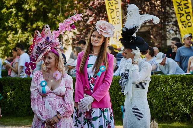 Ale zjawiskowe kreacje! Święto Kapeluszy w ramach Ladies Day i 5. dzień wyścigowy na Partynicach za nami [FOTO]
