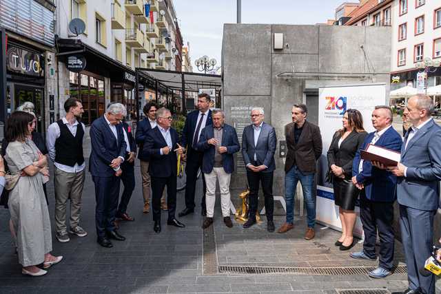 Odsłonięto nowego krasnala! Upamiętnia on nagrodę, którą otrzymali mieszkańcy i przedsiębiorcy Dolnego Śląska [FOTO]