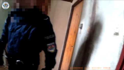 Policjanci z Ołbina uratowali życie 72-latce, która leżała nieprzytomna na podłodze w swoim mieszkaniu [WIDEO]