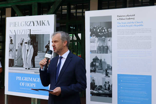 40 lat temu Papież Polak odwiedził Wrocław. Otwarto wystawę fotografii poświęconej wizycie Jana Pawła II [FOTO]