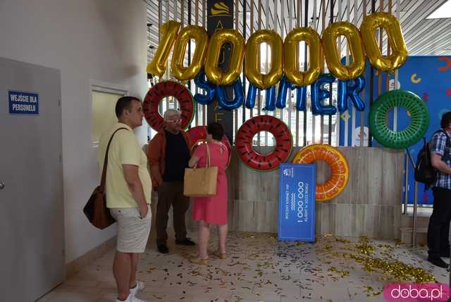 Milionowy klient odwiedził wrocławski aquapark. Teraz może go odwiedzać, ile tylko zechce przez cały rok! [FOTO]