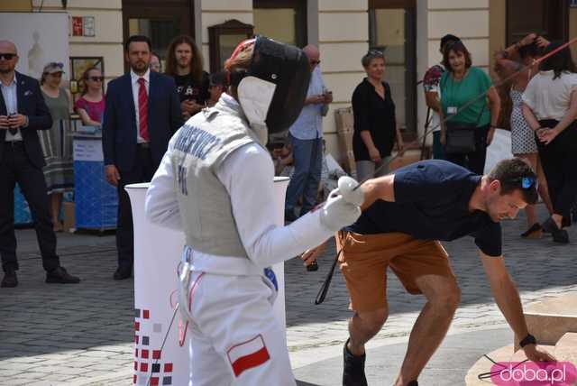 Szermierze zawalczyli pod... Szermierzem! Odsłonięto popularną rzeźbę i fontannę po remoncie [FOTO]