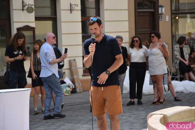 Szermierze zawalczyli pod... Szermierzem! Odsłonięto popularną rzeźbę i fontannę po remoncie [FOTO]