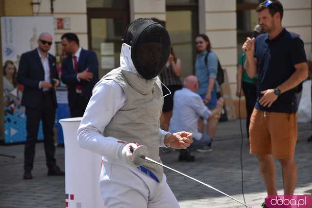 Szermierze zawalczyli pod... Szermierzem! Odsłonięto popularną rzeźbę i fontannę po remoncie [FOTO]