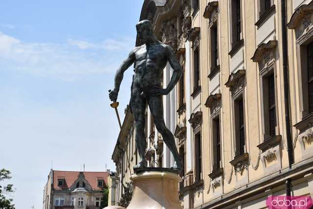 Szermierze zawalczyli pod... Szermierzem! Odsłonięto popularną rzeźbę i fontannę po remoncie [FOTO]