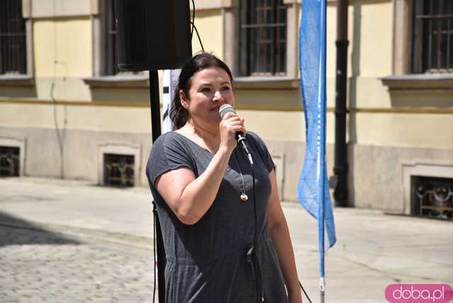 Szermierze zawalczyli pod... Szermierzem! Odsłonięto popularną rzeźbę i fontannę po remoncie [FOTO]