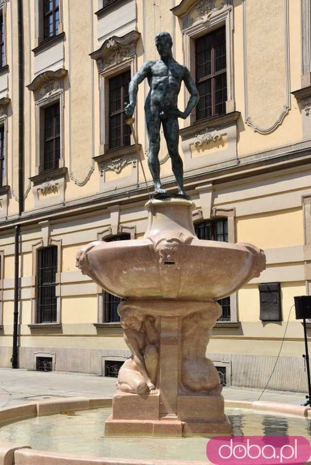 Szermierze zawalczyli pod... Szermierzem! Odsłonięto popularną rzeźbę i fontannę po remoncie [FOTO]