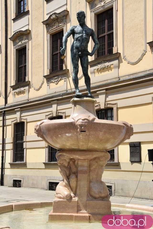 Szermierze zawalczyli pod... Szermierzem! Odsłonięto popularną rzeźbę i fontannę po remoncie [FOTO]