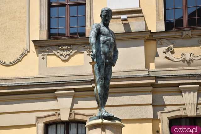 Szermierze zawalczyli pod... Szermierzem! Odsłonięto popularną rzeźbę i fontannę po remoncie [FOTO]