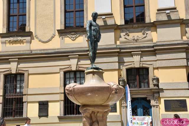 Szermierze zawalczyli pod... Szermierzem! Odsłonięto popularną rzeźbę i fontannę po remoncie [FOTO]