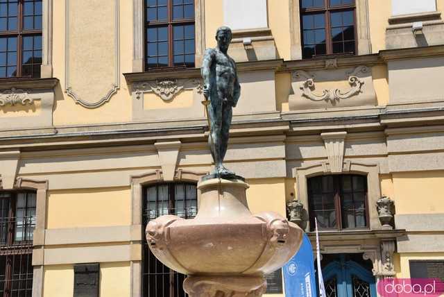 Szermierze zawalczyli pod... Szermierzem! Odsłonięto popularną rzeźbę i fontannę po remoncie [FOTO]