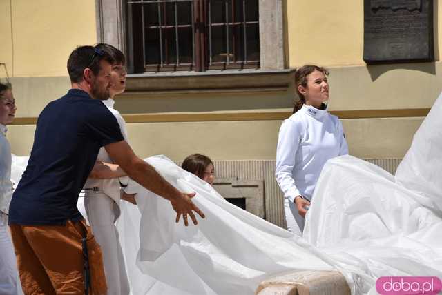 Szermierze zawalczyli pod... Szermierzem! Odsłonięto popularną rzeźbę i fontannę po remoncie [FOTO]