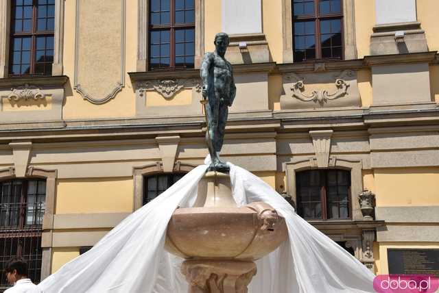 Szermierze zawalczyli pod... Szermierzem! Odsłonięto popularną rzeźbę i fontannę po remoncie [FOTO]