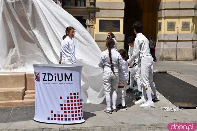 Szermierze zawalczyli pod... Szermierzem! Odsłonięto popularną rzeźbę i fontannę po remoncie [FOTO]
