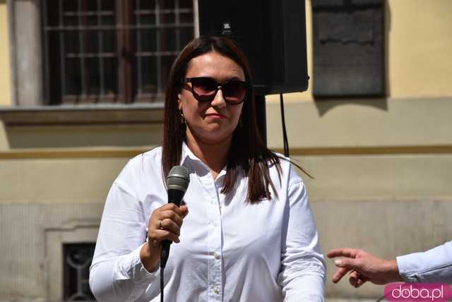 Szermierze zawalczyli pod... Szermierzem! Odsłonięto popularną rzeźbę i fontannę po remoncie [FOTO]