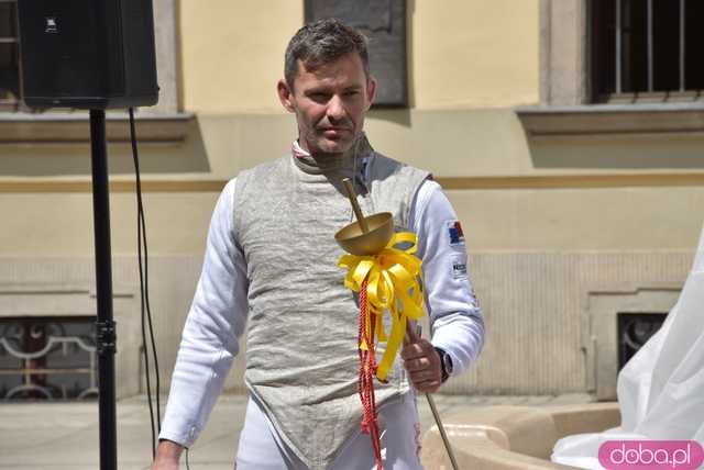 Szermierze zawalczyli pod... Szermierzem! Odsłonięto popularną rzeźbę i fontannę po remoncie [FOTO]