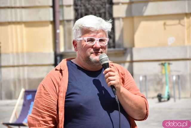 Szermierze zawalczyli pod... Szermierzem! Odsłonięto popularną rzeźbę i fontannę po remoncie [FOTO]