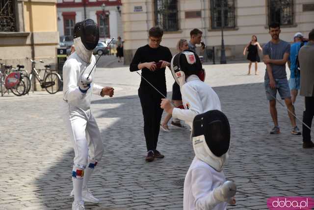 Szermierze zawalczyli pod... Szermierzem! Odsłonięto popularną rzeźbę i fontannę po remoncie [FOTO]
