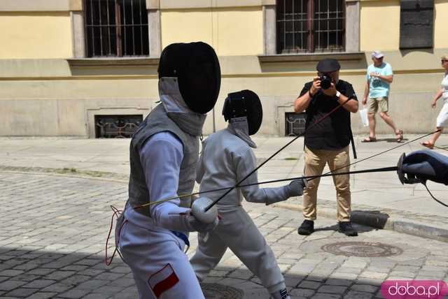 Szermierze zawalczyli pod... Szermierzem! Odsłonięto popularną rzeźbę i fontannę po remoncie [FOTO]