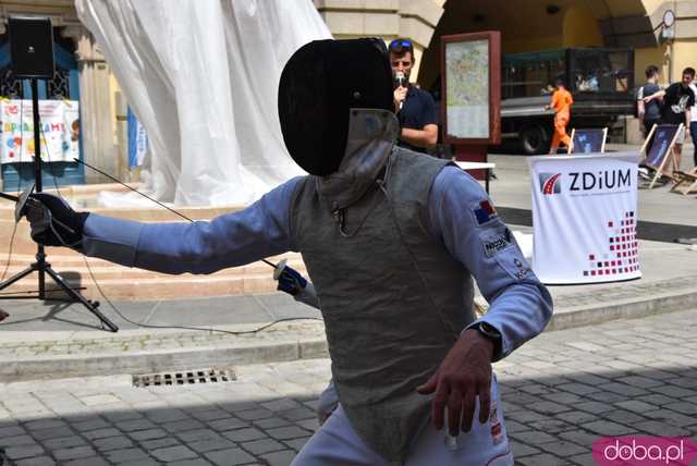 Szermierze zawalczyli pod... Szermierzem! Odsłonięto popularną rzeźbę i fontannę po remoncie [FOTO]