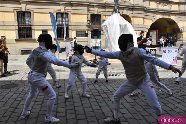 Szermierze zawalczyli pod... Szermierzem! Odsłonięto popularną rzeźbę i fontannę po remoncie [FOTO]