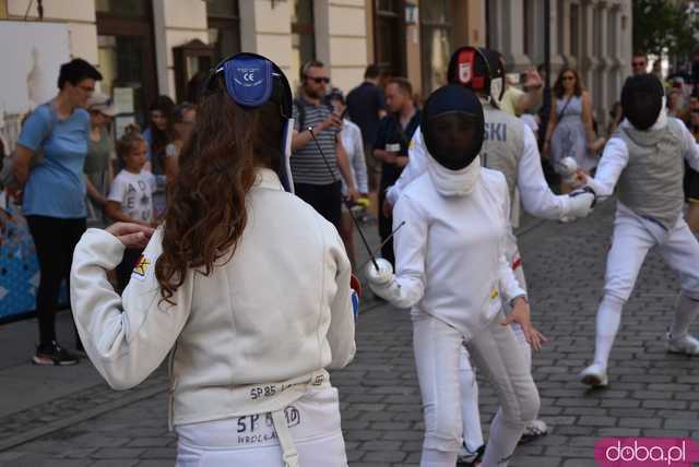 Szermierze zawalczyli pod... Szermierzem! Odsłonięto popularną rzeźbę i fontannę po remoncie [FOTO]