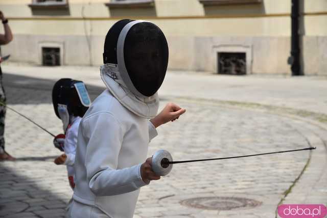 Szermierze zawalczyli pod... Szermierzem! Odsłonięto popularną rzeźbę i fontannę po remoncie [FOTO]