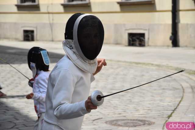 Szermierze zawalczyli pod... Szermierzem! Odsłonięto popularną rzeźbę i fontannę po remoncie [FOTO]