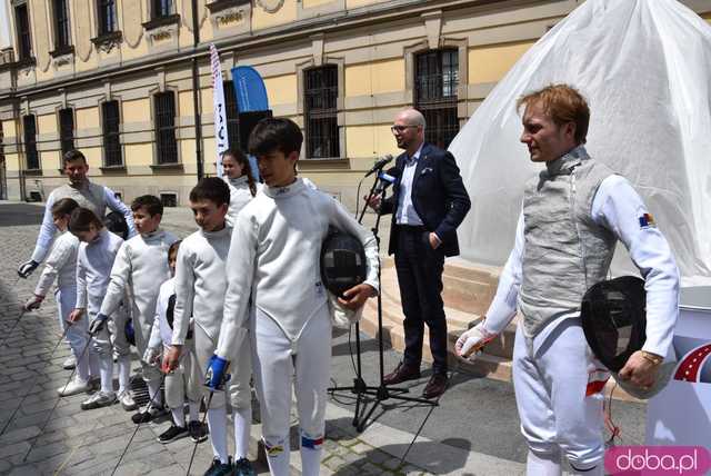 Szermierze zawalczyli pod... Szermierzem! Odsłonięto popularną rzeźbę i fontannę po remoncie [FOTO]