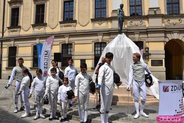 Szermierze zawalczyli pod... Szermierzem! Odsłonięto popularną rzeźbę i fontannę po remoncie [FOTO]