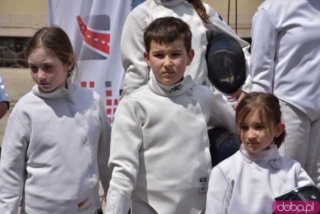Szermierze zawalczyli pod... Szermierzem! Odsłonięto popularną rzeźbę i fontannę po remoncie [FOTO]